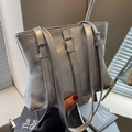 Silberne Metallic-Tote-Bag mit drei verstellbaren Schnallenriemen im minimalistischen Stil - Silber