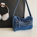 Retro-Shopper aus blauem Denim mit dekorativen Metall-Reißverschlüssen und breitem Gurt - Dunkelblau