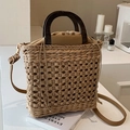 Braune gewebte Stroh-Handtasche mit dunklen Holzgriffen und braunem Leder-Schultergurt - Khaki