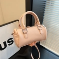 Borsa a bauletto cilindrica rosa con trama a pieghe e dettagli in metallo argento - Rosa