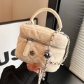 Gesteppte cremefarbene Beuteltasche mit Blumen-Metallbeschlägen und Kettenriemen - PU-Leder / Gebrochenes Weiß