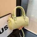 Elegante borsa a mano cilindrica verde menta con trama verticale e cerniere in metallo argento - Verde