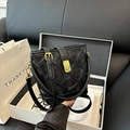 Schwarze Beuteltasche mit geometrischem Prägemuster und breitem Schultergurt - Schwarz
