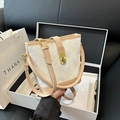 Schicke Beuteltasche in Weiß und Beige mit geometrischer Prägung und Goldschließe - Khaki