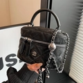 Schwarze Mini-Eimertasche aus gestepptem Leder mit Kette und Kamelien-Beschlag - PU-Leder / Schwarz