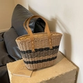 Große Strohtasche mit schwarzen Streifen und braunen Ledergriffen für den Strandurlaub - Khaki