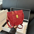 Rote Beuteltasche mit geometrischer Textur und goldener Schnalle in einer Geschenkbox - Rot