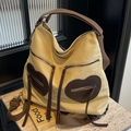 Borsa tote in tela beige con tasche a cuore in pelle marrone e tracolla in tessuto - Cachi