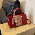 Elegante borsa da sposa rossa con ricamo floreale dorato e nastro di seta con cuore - Rosso