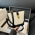 Minimalistische schwarz-weiße Beuteltasche mit geometrischer Prägung und Goldschloss - Schwarz Weiß