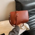 Minimalistische crossbody tas in steenrood kunstleer met zilveren metalen accenten - Martha Rood