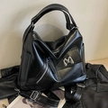 Borsa hobo nera in pelle con fibbia argento M e dettaglio cerniera metallica - Nero