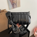 Elegante borsa a tracolla nera arricciata con grande fiocco e tracolla sottile - Nero