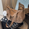 Borsa hobo marrone con trama a pieghe, cerniera dorata e ciondolo a nuvola - Marrone con Ciondolo