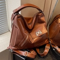 Grande borsa tote in pelle marrone con logo M argento e spalline multifunzionali - Marrone
