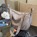 Borsa hobo tortora in tessuto metallizzato a pieghe con ciondolo a nuvola - Cachi Con Pendente