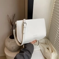 Minimalistische witte crossbody tas van kunstleer met verstelbare riem en zilveren gespen - Melkwit