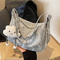 Borsa hobo metallizzata argento con ciondolo a nuvola e tracolla regolabile - Argento con ciondolo