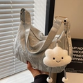 Borsa a spalla grigia grande texture marmorizzata con ciondolo a nuvola di peluche - Marrone
