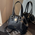 Schwarze Boston-Tasche aus Leder mit goldenen Beschlägen und verstellbarem Riemen - Schwarz