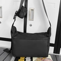 Borsa tote in nylon nero con mini pochette rimovibile sulla tracolla, stile urbano - Nero