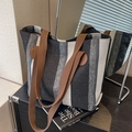 Borsa tote in tela a righe bianche e nere con ampi spallacci marroni e grande capienza - Nero