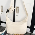 Borsa a tracolla a mezzaluna in nylon bianco crema con ampia tracolla e portamonete - Bianco Sporco