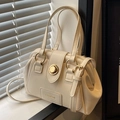 Damen Boston Handtasche aus cremefarbenem Leder mit goldenem Drehverschluss und Riemen - Cremeweiß