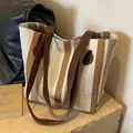Borsa tote in tela a righe verticali marroni e beige con manici in tessuto e patch in pelle - Bianco Sporco