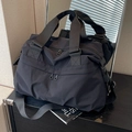 Grande borsa tote in nylon nero con doppie tasche a cerniera e tracolla staccabile - Nero