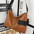 Braune Umhängetasche für Damen mit breitem Gurt und Schnalle im modischen Cargo-Stil - Braun