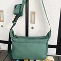 Borsa a tracolla in nylon verde chiaro con tracolla regolabile e portamonete - Verde
