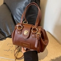 Dunkelbraune matte Boston Bag aus Leder mit goldener Hardware und Drehverschluss - Braun