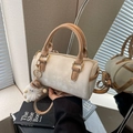 Borsa Boston beige con ciondolo in peluche, doppi manici e tracolla rimovibile - Bianco con Cachi con Pendente