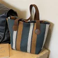 Borsa tote in tessuto a righe verdi e marroni con manici rinforzati su base in pietra - Blu