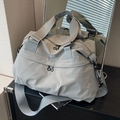 Grande borsa tote grigia in nylon con tasche multiple a zip e tracolla regolabile - Grigio