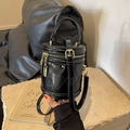 Sac seau chic en cuir noir matelassé avec breloque cadenas doré et bandoulière - Noir