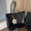 Schwarze große Shopper-Tasche mit flauschigem Anhänger und doppelten Schulterriemen - Schwarz Mit Anhänger