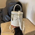 Sac seau matelassé blanc avec zips dorés et bandoulière amovible au design cylindrique chic - Blanc Cassé