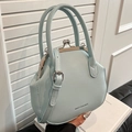 Modieuze muntblauwe crossbodytas voor dames met metalen sluiting en handvat - Blauw