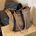 Gestreifte Stroh-Tote-Bag in Blau mit Fransen und geflochtenen Griffen - Braun