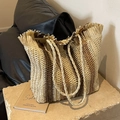 Große geflochtene Strohtasche mit braunem Farbverlauf und Fransen-Quasten-Detail - Gebrochenes Weiß