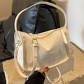 Borsa Boston beige crema con texture vintage e dettaglio del logo del marchio impresso - Bianco Sporco