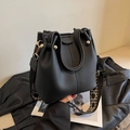 Schicke Beuteltasche aus schwarzem Leder mit geometrisch besticktem breitem Gurt - Schwarz