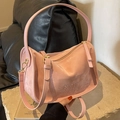 Borsa Boston rosa con trama scamosciata e tracolla regolabile con finitura opaca morbida - Rosa