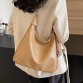 Warme camelkleurige hobo schoudertas met zilveren details en zacht lederen textuur - Zwart Klein
