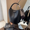 Modische schwarze Eimer-Tasche mit Seidentuch am Griff und schicker Spiegelreflexion - Schwarz