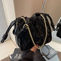 Glänzende schwarze Beuteltasche mit Faltenstruktur, Goldkette und Kordelzug - Schwarz