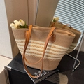 Stro-totetas met witte strepen en bruine leren handvaten voor strandvakanties - Khaki