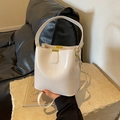 Borsa a secchiello minimalista bianco crema con fibbia in metallo e tracolla regolabile - Bianco Sporco